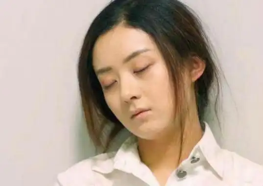 "国民媳妇"刘涛的睡着的样子,怀抱小宠物,睡得十分甜蜜,看起来一定是