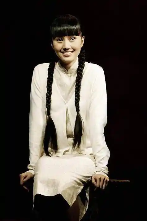 演员袁泉:外型超像混血,默默演戏用情专一,得奖无数从不炒作_夏雨