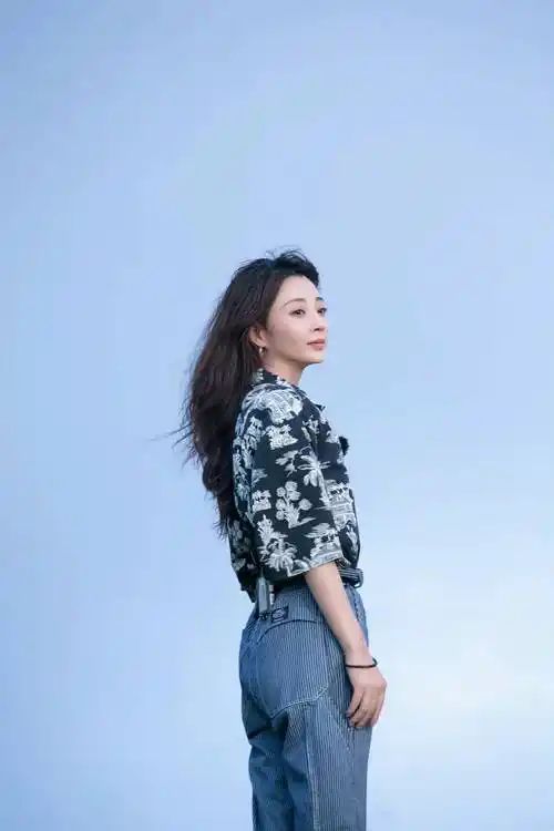 殷桃不仅人美,穿衣也很时髦,花衬衫配系带裤青春减龄_条纹_黑色_牛仔