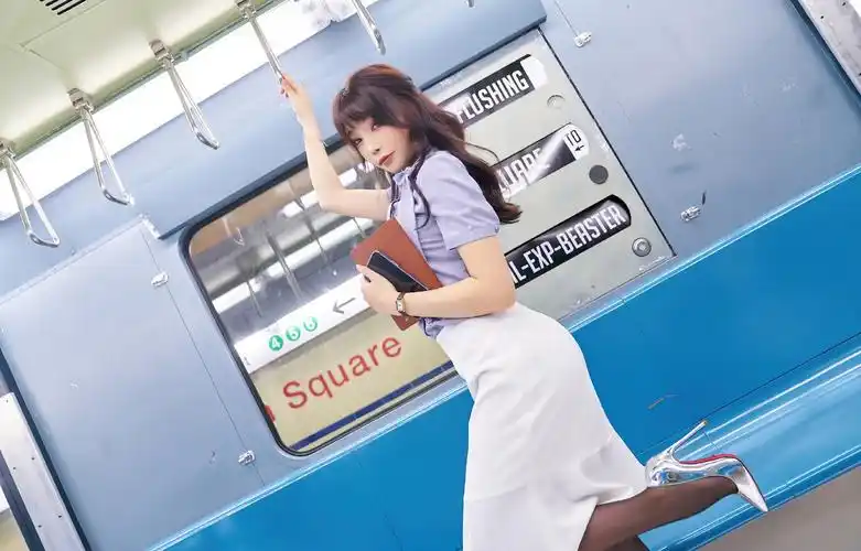 地铁里穿白色鱼尾裙的美女,一双银色高跟鞋太亮眼了,时尚又个性