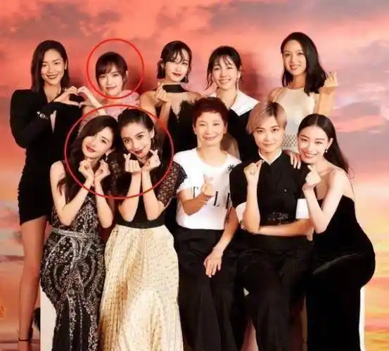 杨幂唐嫣不合再添实锤,同台零交流,再次同框相隔数人_刘亦菲_互动