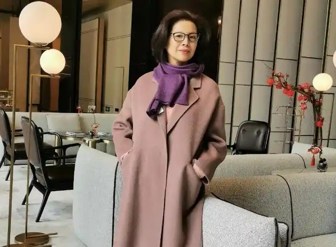 老年人别总烫小卷发型,三位60岁时髦奶奶的减龄发型,非常洋气