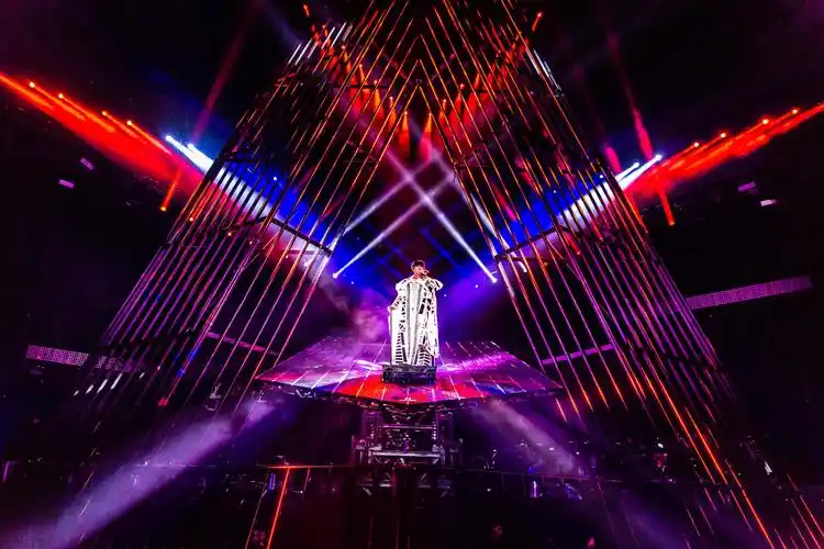 jj林俊杰携"圣所2.0"黄石开唱 超三万现场观众声量爆棚