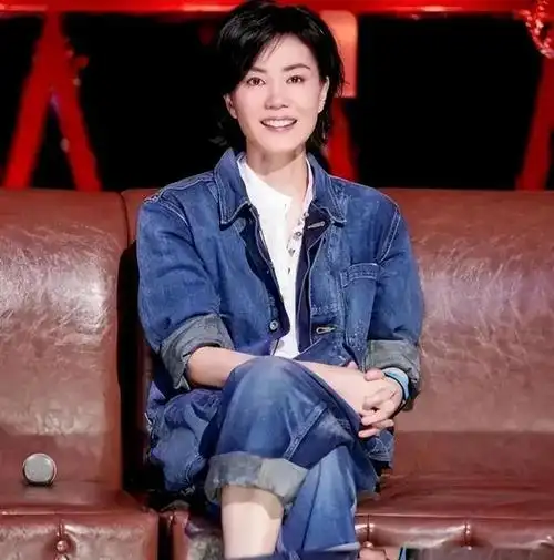 纪实王菲跟谢霆锋联名送花为爱甘居夫后李亚鹏该哭的不止是穷