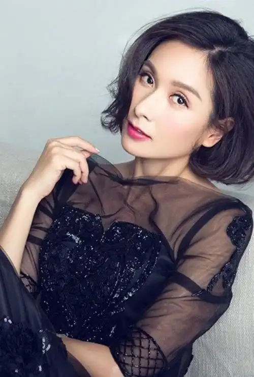 44岁杨恭如似少女,这次她剪着一头利落的短发,看上去很有御姐的气质