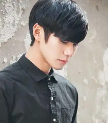 男生掏空鬓角锅盖头发型,斜刘海有着水波一样的弧线,短发烫发贴合着