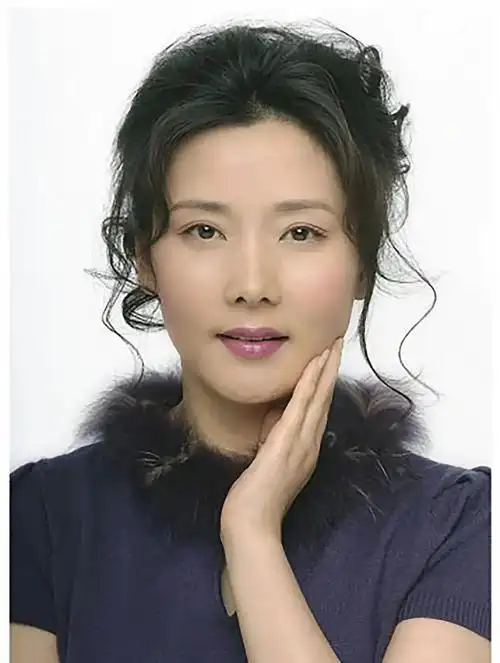 女演员何赛飞,不仅人美字也很漂亮,行书有王羲之的神韵_腾讯新闻