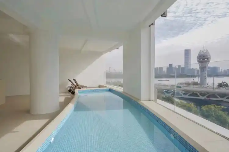 带室内游泳池的江景大平层