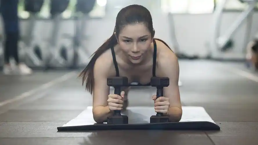 健身房里健身的女生,高清图片,电脑桌面-壁纸族