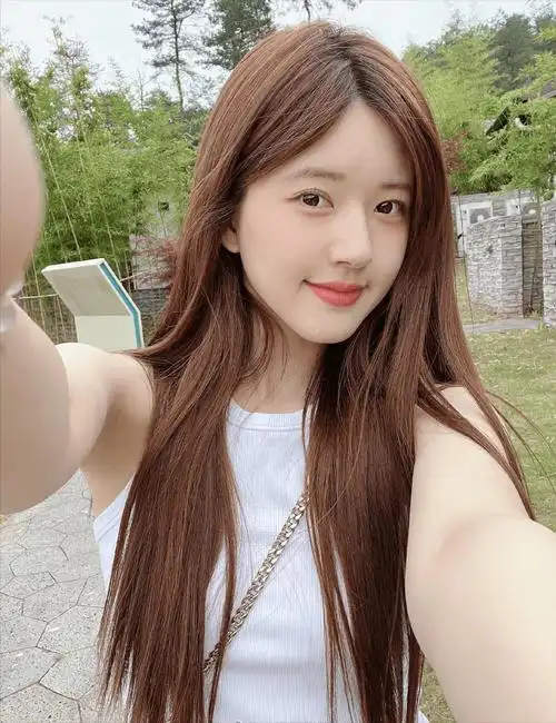 原创小花赵露思太甜了穿睡衣也难掩神仙颜值床上还要娃娃陪伴自己