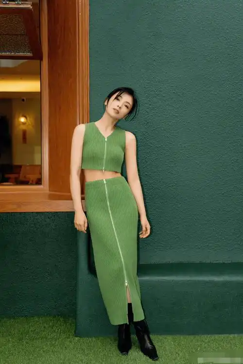 刘涛生日连发30张写真大片,露腰长裙尽显腰臀比,姐姐这是憋久了_年龄