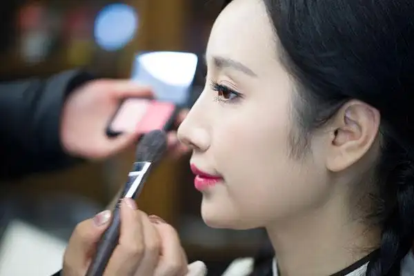 化妆师给女子化妆