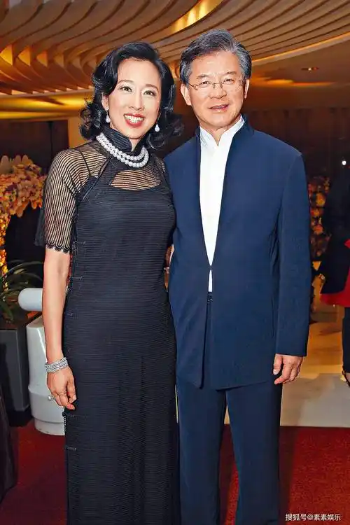 朱玲玲陪现任富豪老公出席公司活动,和百亿身家的继女关系好_罗康瑞