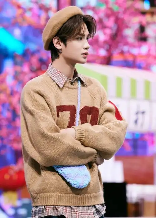 黄明昊你好星期六棕色贝雷帽毛衣造型