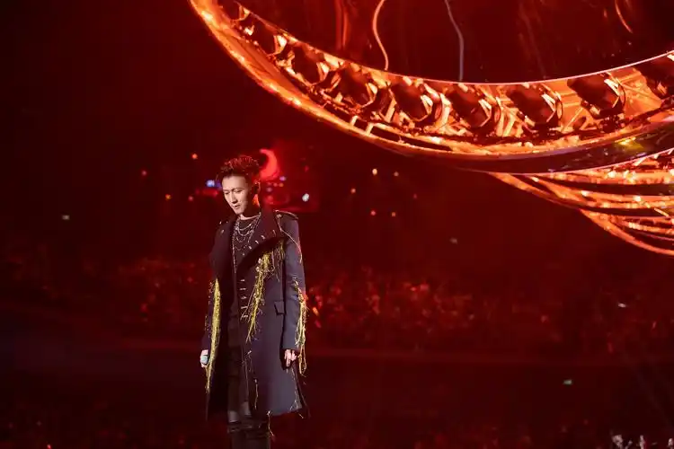 谢霆锋时隔8年回归跨年舞台 重拾吉他玩摇滚燃炸开场