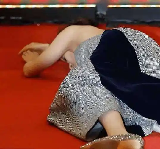 明星们在镜头下总是要保持光鲜亮丽,在各大颁奖礼走红毯上更是互相争