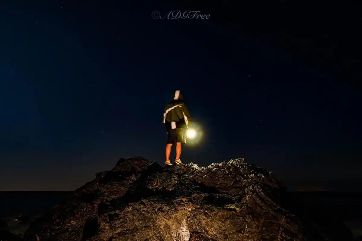 望海少年.独自守望着海,时而沉寂,时而激烈 摄于:万宁燕子洞 - 抖音