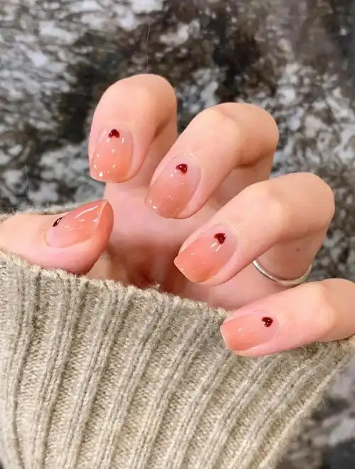 与指甲本身的颜色也很相似仿佛没有做美甲一般,是很"心机"的一款美甲