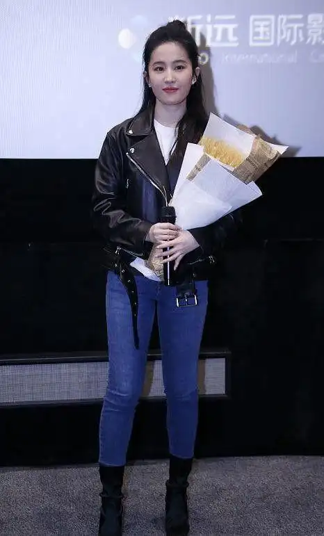 刘亦菲难得穿得这么开放超大领口真吸睛腰上布料省太多