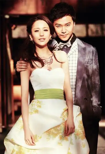 陈思成佟丽娅被曝登记结婚 海量合照尽显甜蜜