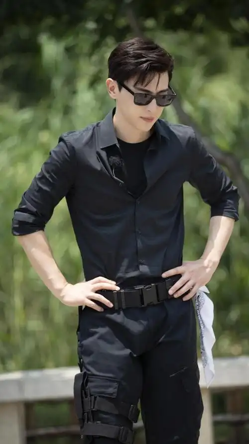 邓伦黑衣特工造型酷帅写真,高清图片,手机锁屏桌面-壁纸族