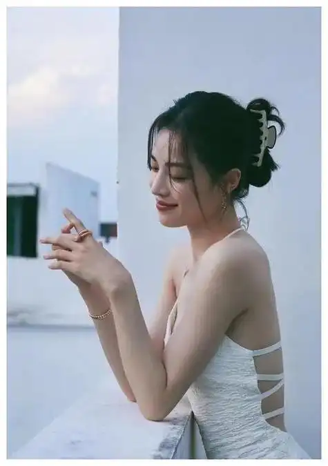 钟楚曦30岁活动现身穿蓝色抹胸裙曲线优美引人注目