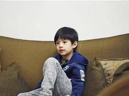 原创董洁儿子顶顶长大了五官精致眉清目秀不愧是最帅星二代