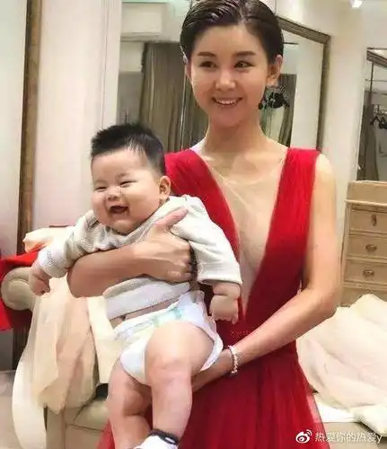 她是冯巩"女儿",丈夫为她不接吻戏,如今33岁长着18岁的脸