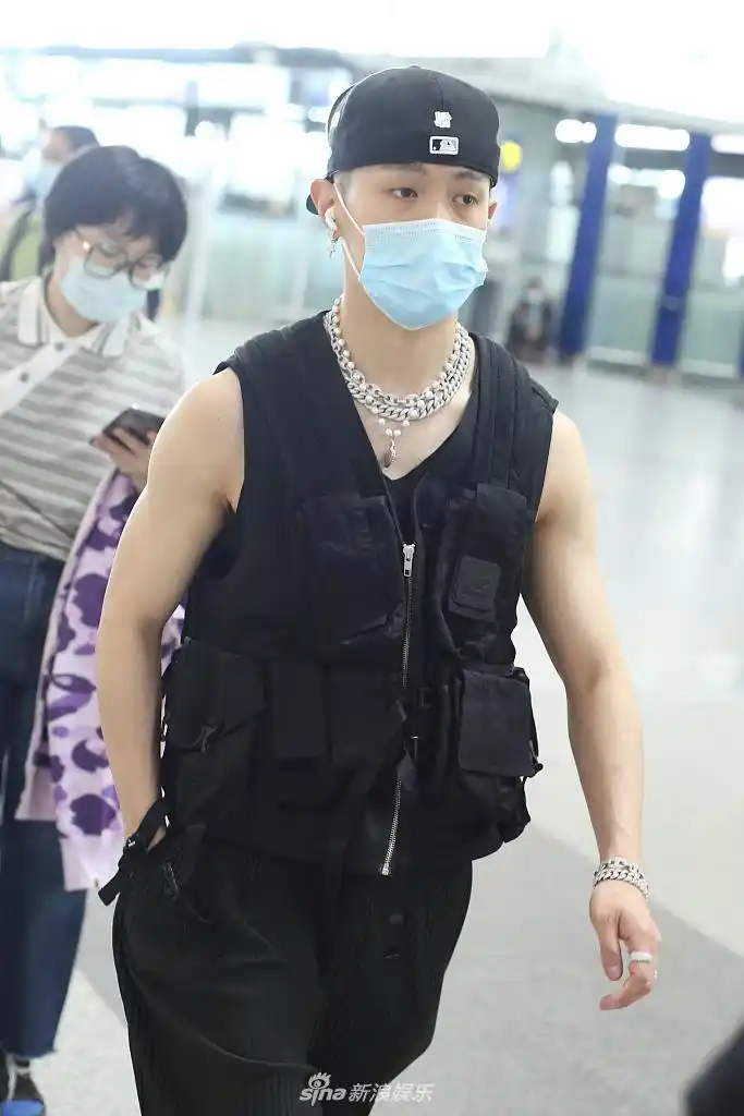 2021年5月21日,北京,马伯骞亮相机场,他身穿黑色无袖马甲秀出手臂肌肉