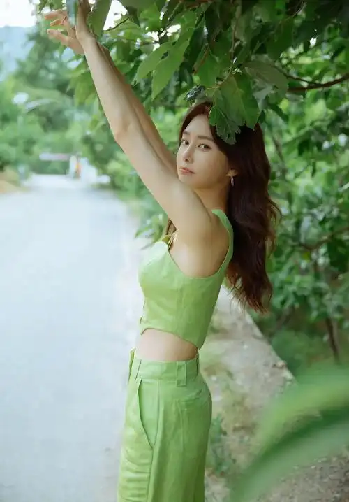 秦岚.秦岚(1979年7月17日-),出生于辽宁省沈阳市,毕 - 抖音