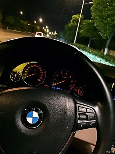 方向盘蓝天白云,装b可以用,反正人家看不出我是几系的