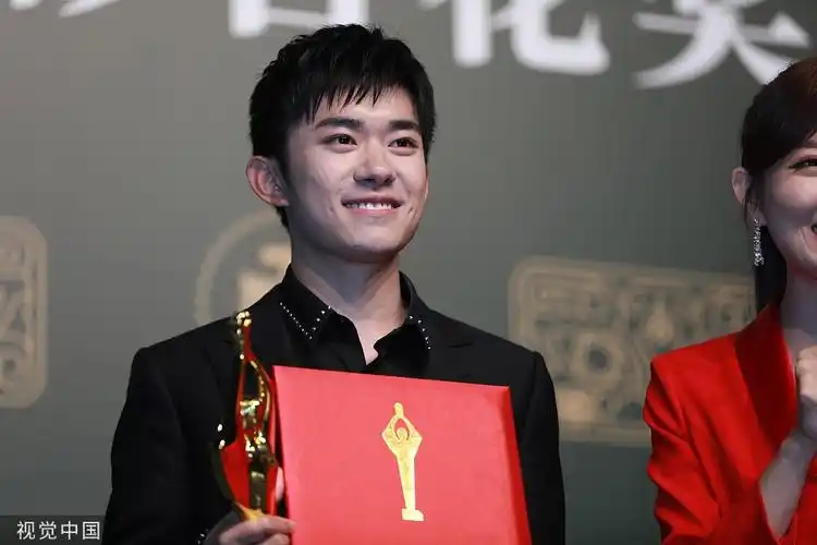 百花奖颁奖礼后台易烊千玺获最佳新人笑容灿烂