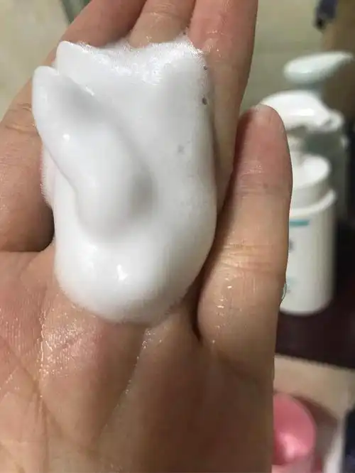 泡沫非常非常细腻,几乎看不到气孔,绵软细腻,像奶油一样,没有太大的
