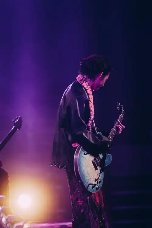 小鬼-王琳凯以不被定义的时尚混搭,玩转潮酷