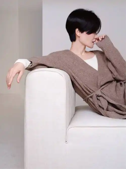 王菲广告大片曝光 自信优雅化身知性女人