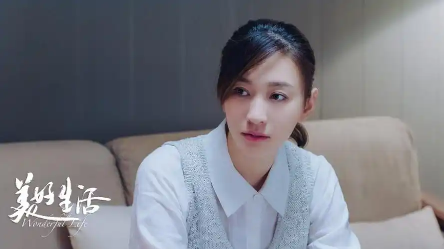 李小冉这皮肤也太好了吧,《美好生活》里每一帧都能当海报