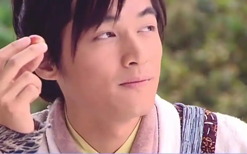 第一次看见胡歌演的李逍遥感觉好惊艳,和想象中的完全一模一样