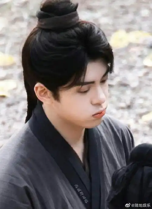 曾舜晞田耕纪布衣造型路透#救命啊,第二张嘟嘴的照片太可爱了,好想