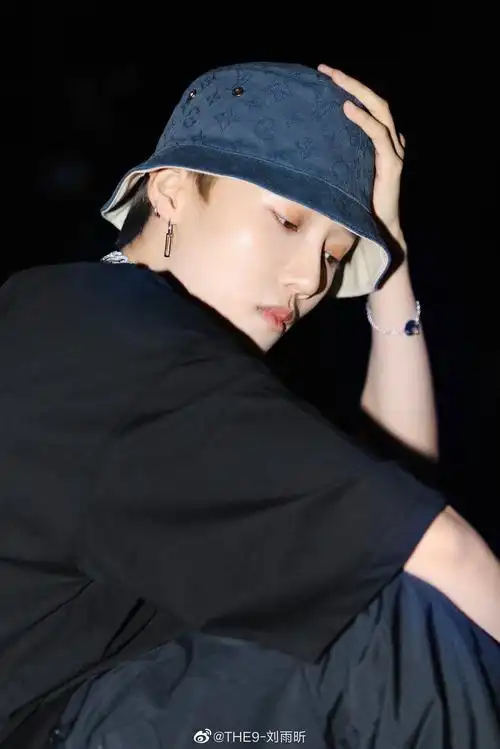 刘雨昕营业了快来康侧颜鲨,捧头鲨,渔夫帽简洁穿搭!@the9-刘雨昕