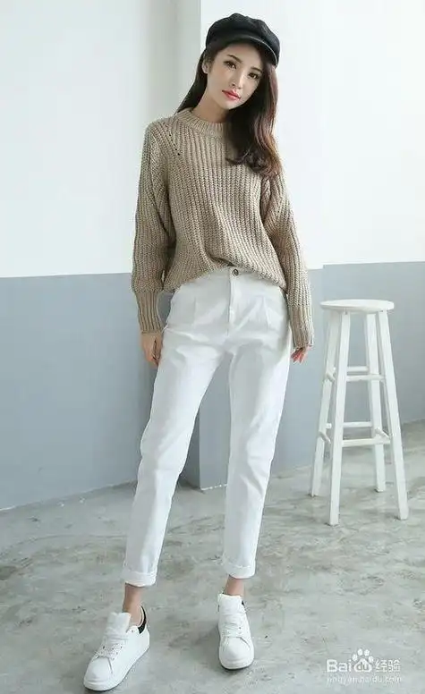 白色裤子搭配什么颜色的上衣最好看