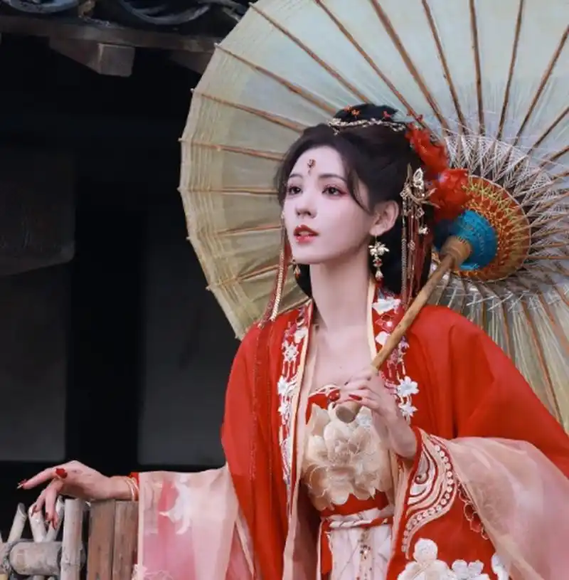 张予曦红衣古装造型 感觉小说女主有脸了