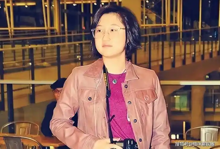 成龙女儿吴卓林:妈妈虐待,爸爸拒认,我的同性太太
