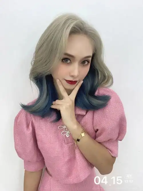 lisa 的最火挂耳染发色 超a的减龄漫画刘海 推荐一款王炸发型挂耳揪