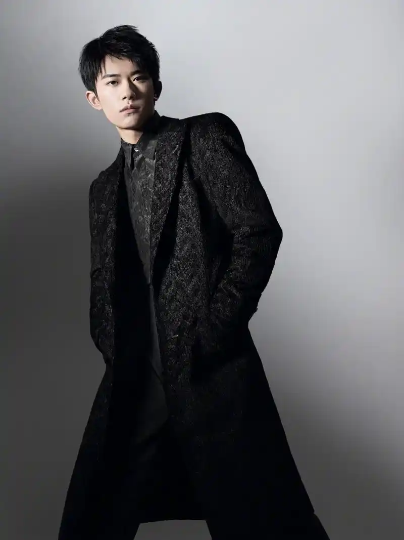 阿玛尼全球代言人易烊千玺"眼镜鲨",清俊冷冽全新质感风格大片