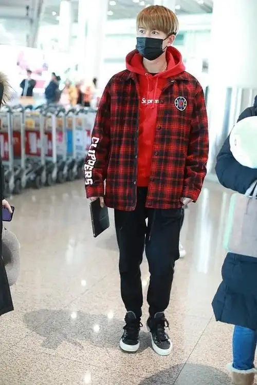 任嘉伦风吹发型挺时尚棕色毛衣叠穿白衬衫挺有秋季氛围感