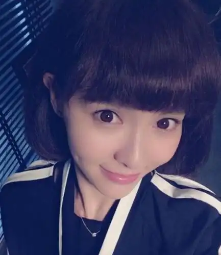 图唐嫣晒清纯自拍照网友称美得不可方物