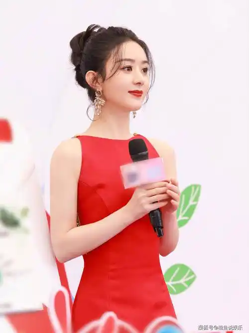 赵丽颖露背红裙尽显曼妙身姿,鎏金复古优雅十足,妥妥的气质美人_颖宝