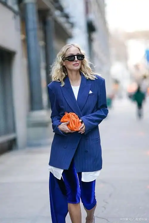 在搭配颜色时,天蓝色与其他颜色相互融合,能够产生出不同的效果.