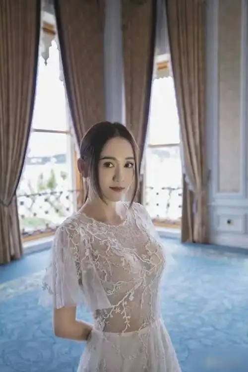 陈乔恩在不久前结婚了,终于找到了属于自己的幸福,从熟女变成了人妻.