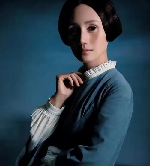 袁泉:追逐梦想的低调女演员袁泉,这位备受好评的女演员,不仅在观众